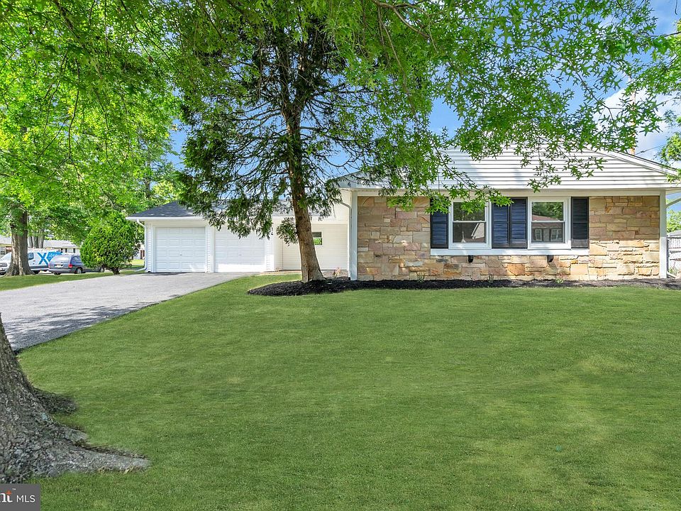 1st image of 14 Evergreen Dr