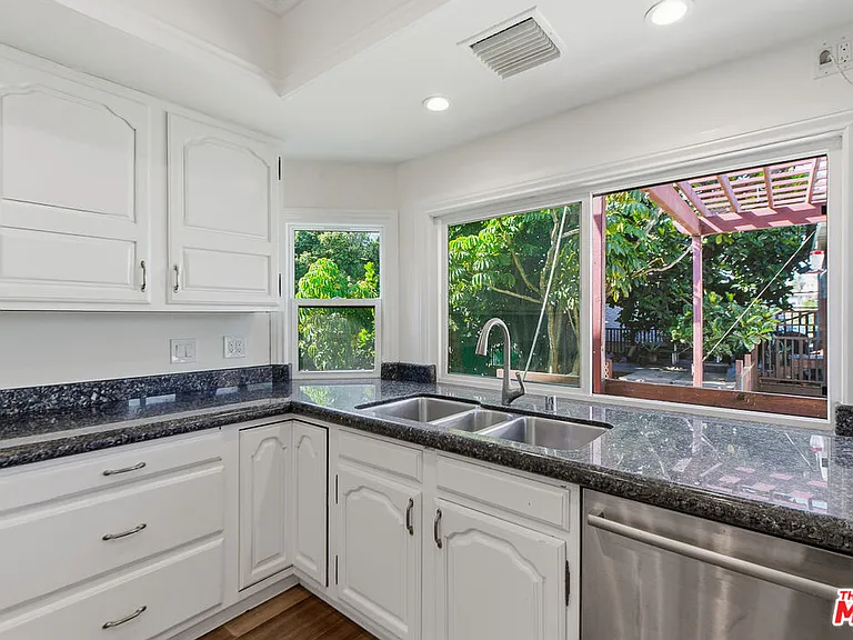 1301 Angelus Ave — Photo 16