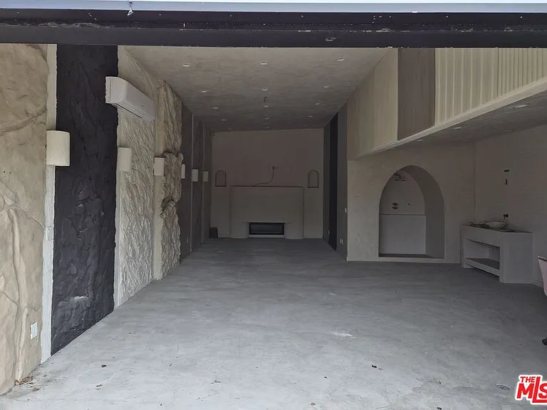 10835 Magnolia Blvd — Photo 3