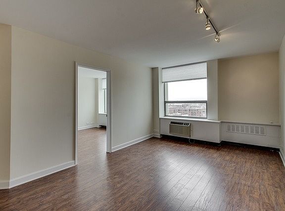 5th image of 1455 N Sandburg Ter APT 1207