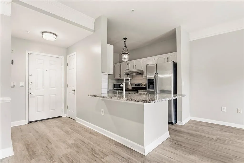 1 bed, 1.0 bath, 748 sqft, $1,700 — Photo 2