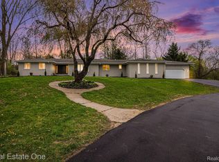 10975 Four Lakes Dr, South Lyon, MI 48178