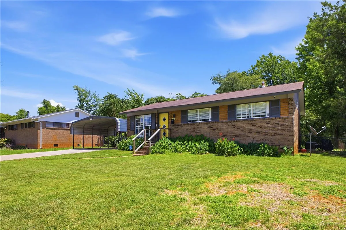 3 bed, 1.5 bath, 1014 sqft, $2,300 — Photo 3