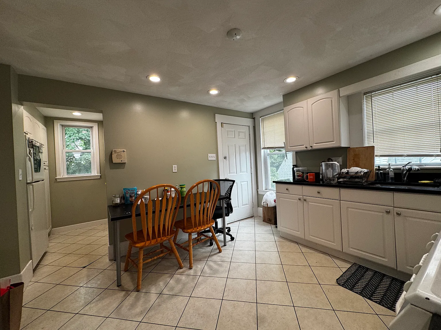 3 bed, 1200 sqft, $3,350 — Photo 1