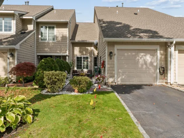 11 Oakmont Lane, Bay Shore, NY 11706