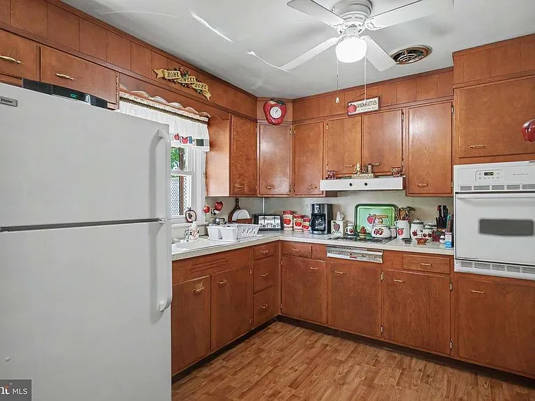 422 Westview Dr — Photo 2