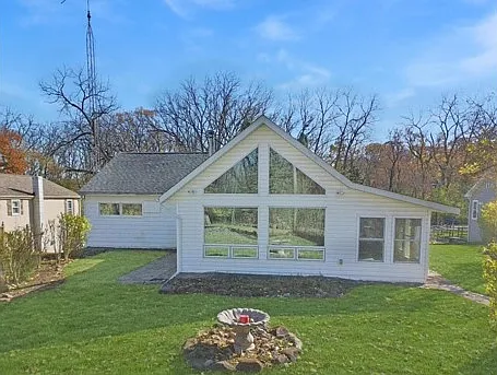 3 bed, 1.5 bath, 1700 sqft, $2,100 — Photo 2