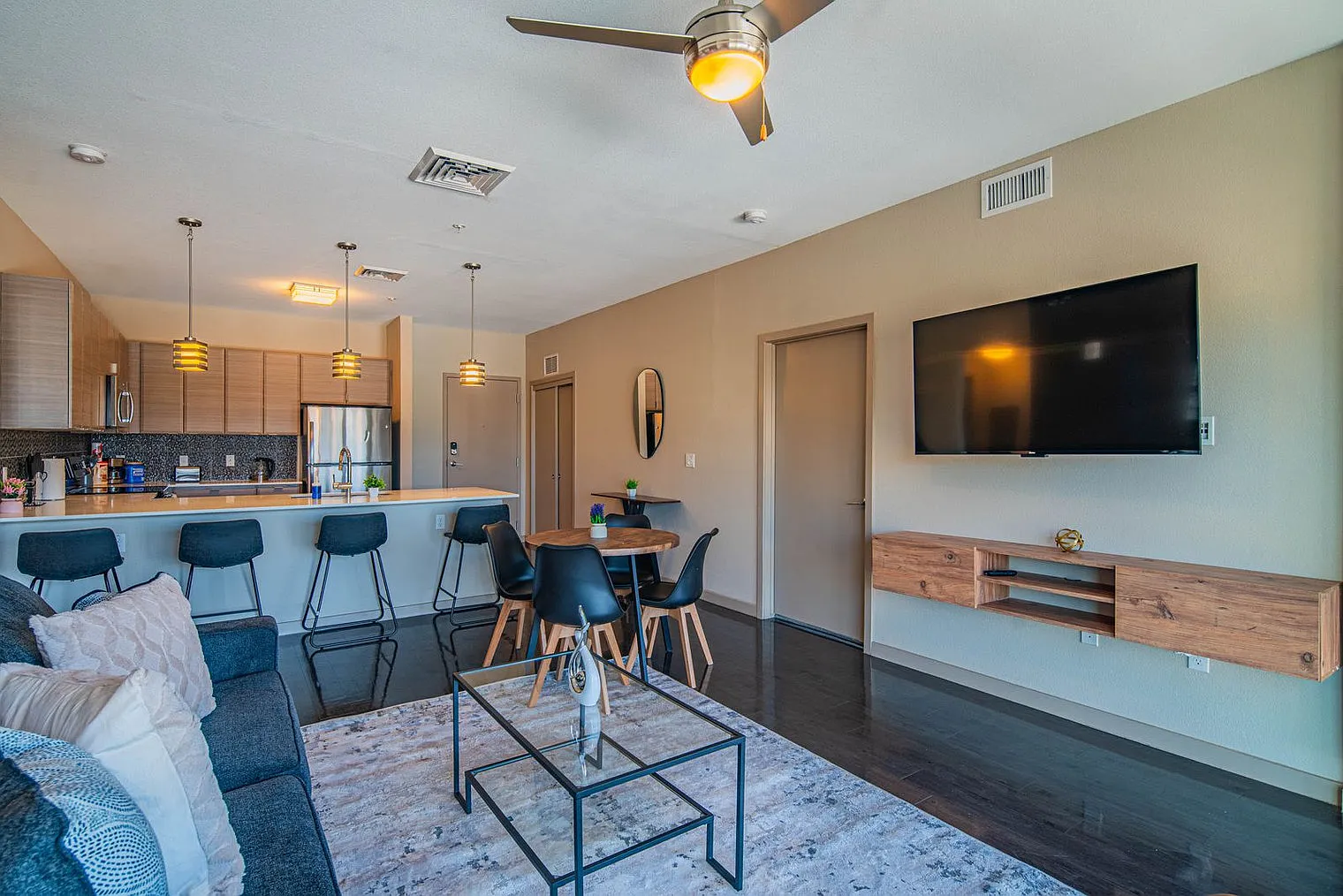 2 bed, 2.0 bath, 990 sqft, $5,067 — Photo 3