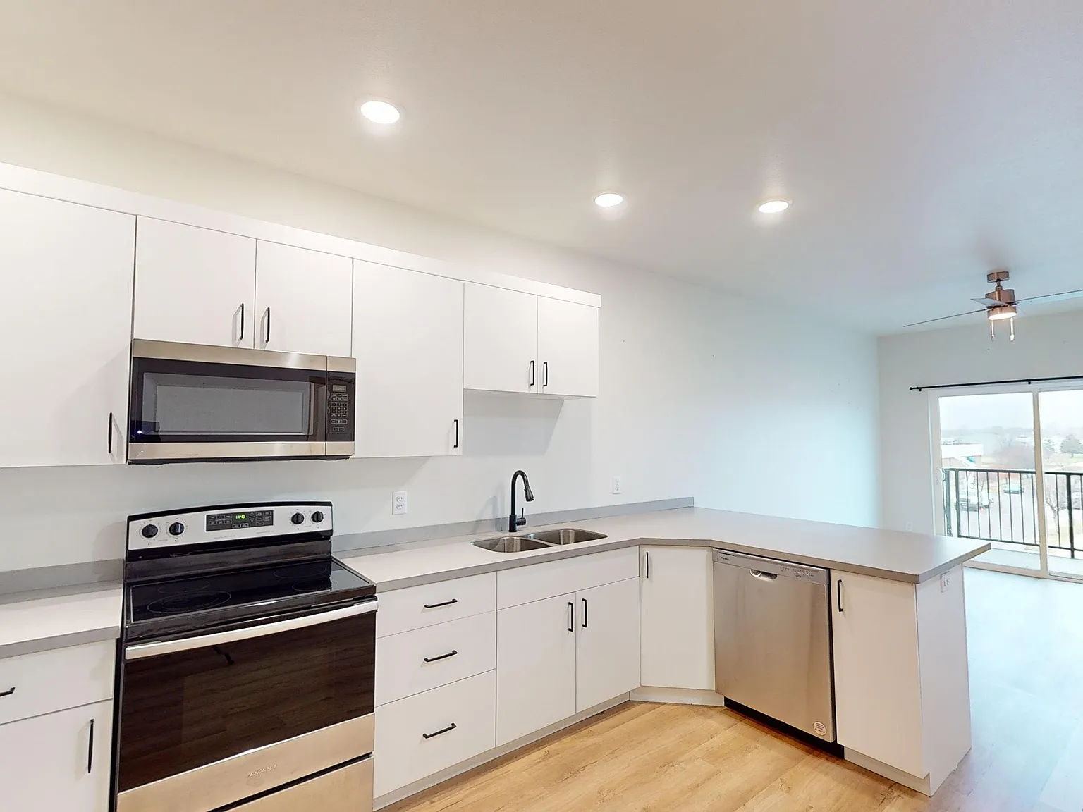 1 bed, 1.5 bath, 590 sqft, $980 — Photo 1