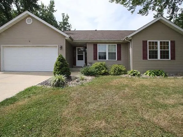106 Herman St, Highland, IL 62249