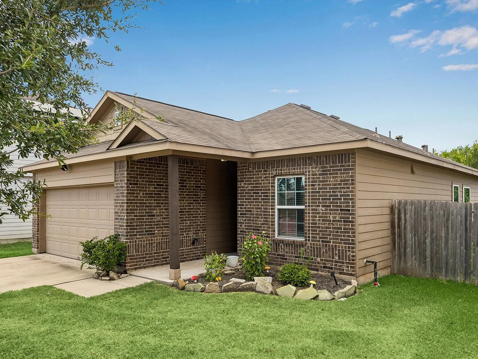 3 bed, 2.0 bath, 1411 sqft, $1,900 — Photo 3