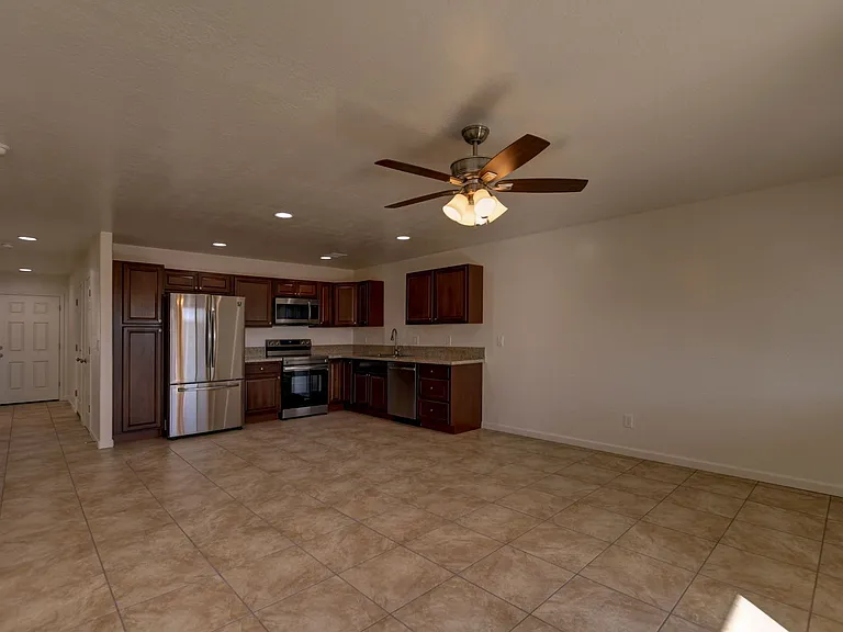 3027 N Corrine Dr — Photo 8