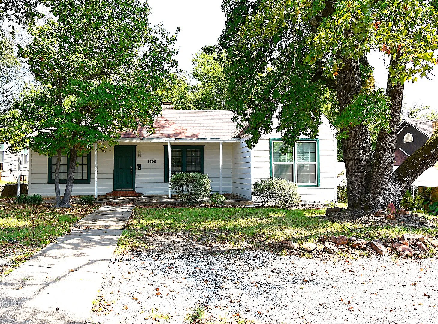 Spacious 3 Bedroom, 2 Bath Home w/Bonus Room! — Photo 2