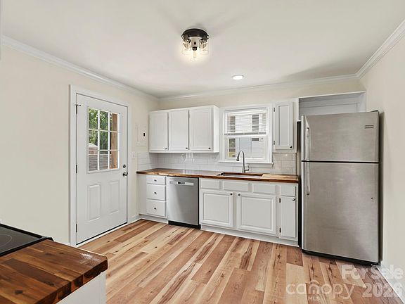 3rd image of 316 E 19th St