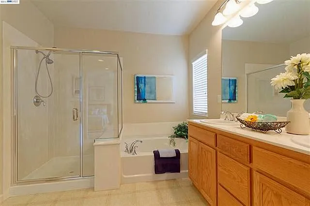 216 Elias Dr — Photo 3