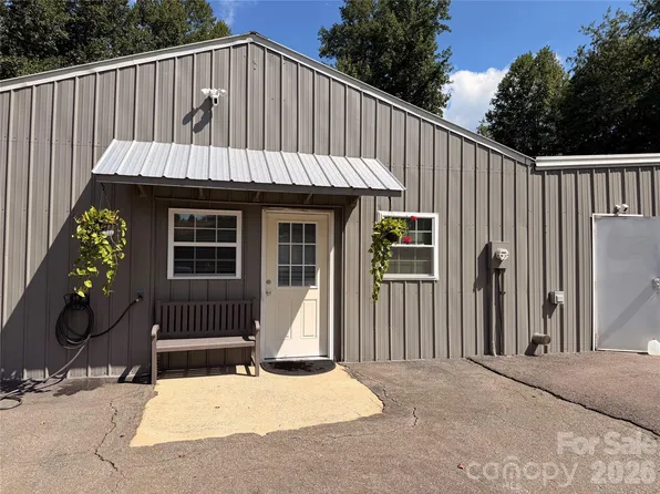 669 Old Lowgap Rd, Mount Airy, NC 27030