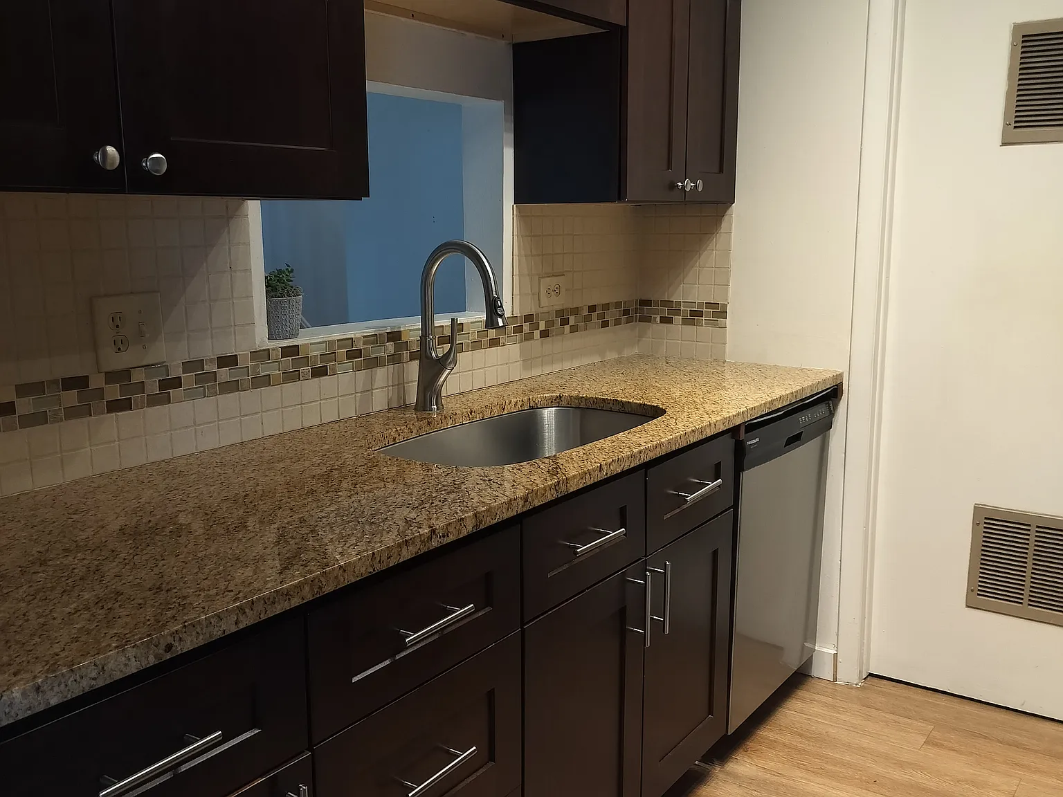 2 bed, 1.5 bath, 1056 sqft, $2,100 — Photo 4