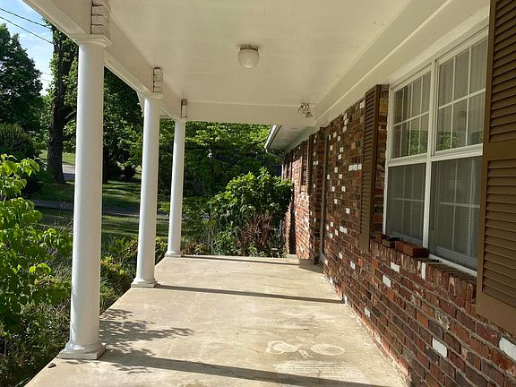 4th image of 415 Barberry Dr