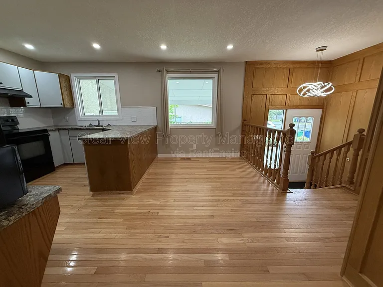 18 Trinity Pl W — Photo 4