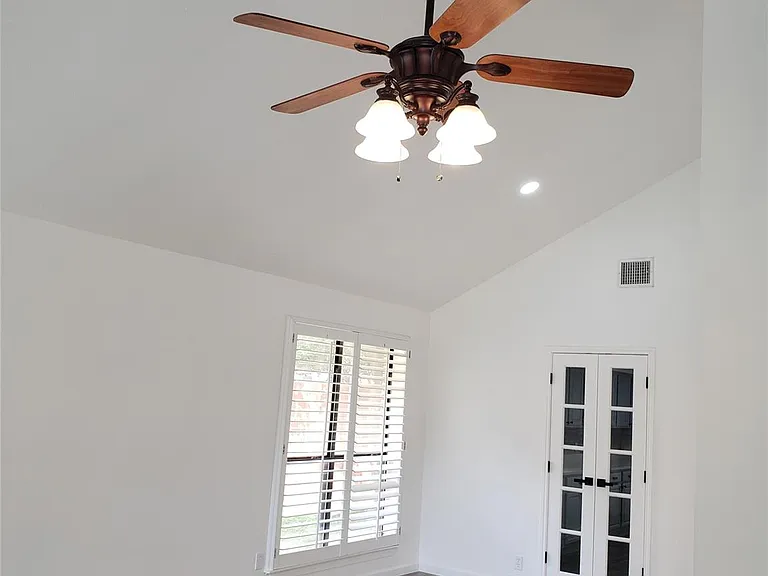 703 Meadow Creek Dr — Photo 12