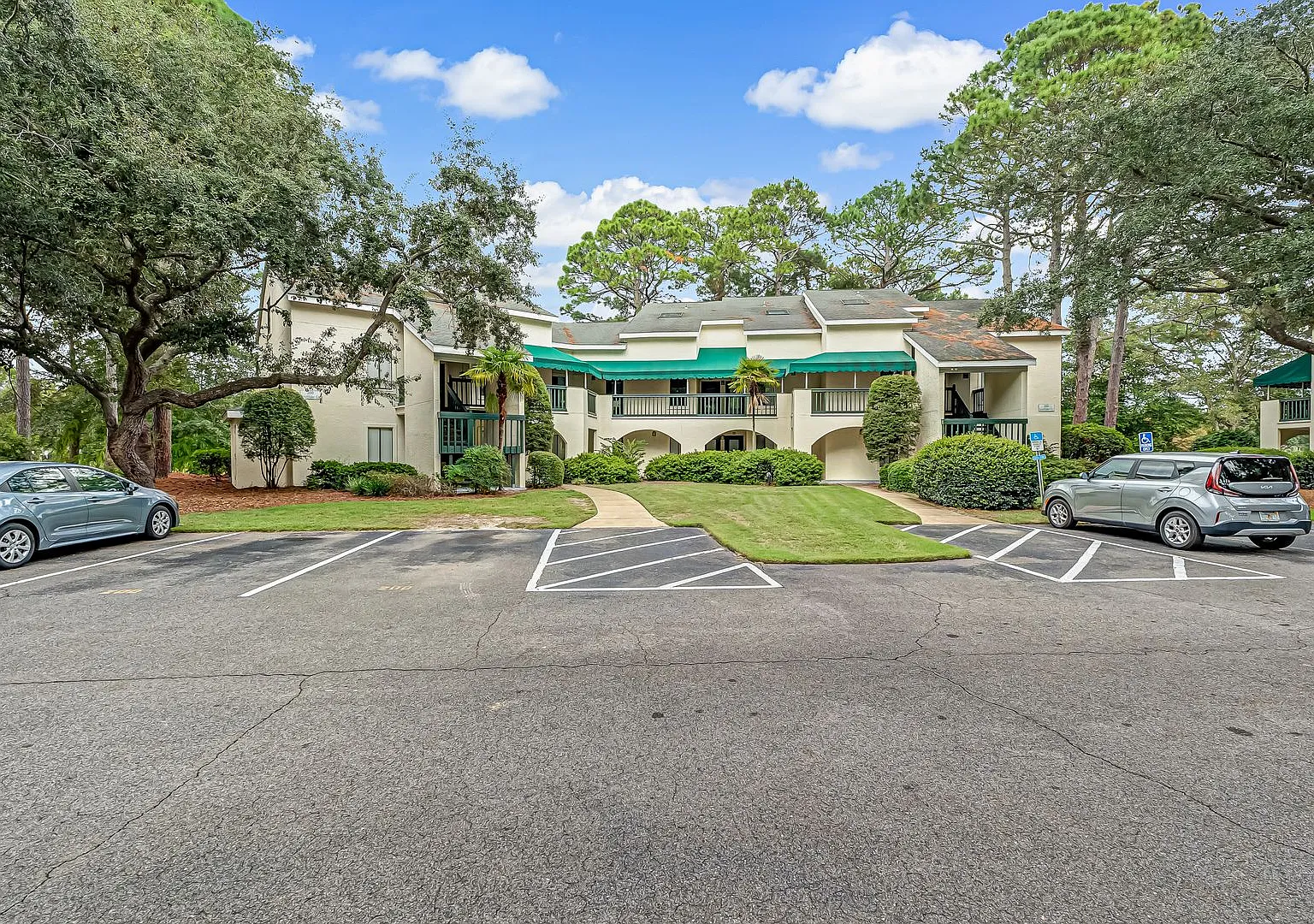 Charming 3-Bedroom Condo with Lake Views in Bluewater Bay! — Photo 3