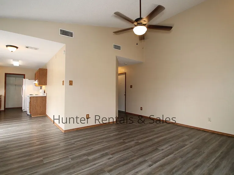 2404 Windmill Dr — Photo 7