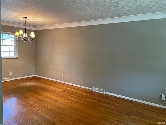 4th image of 55 Villa Dr