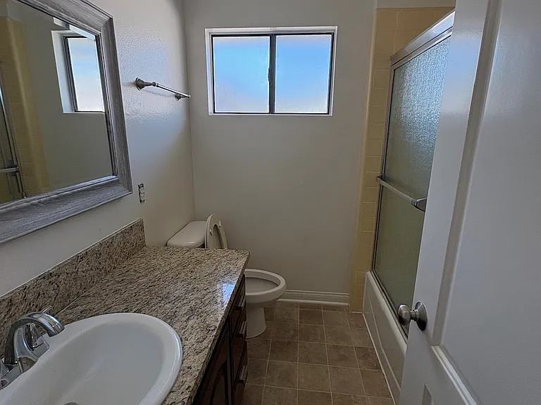 2800 W Victory Blvd — Photo 16