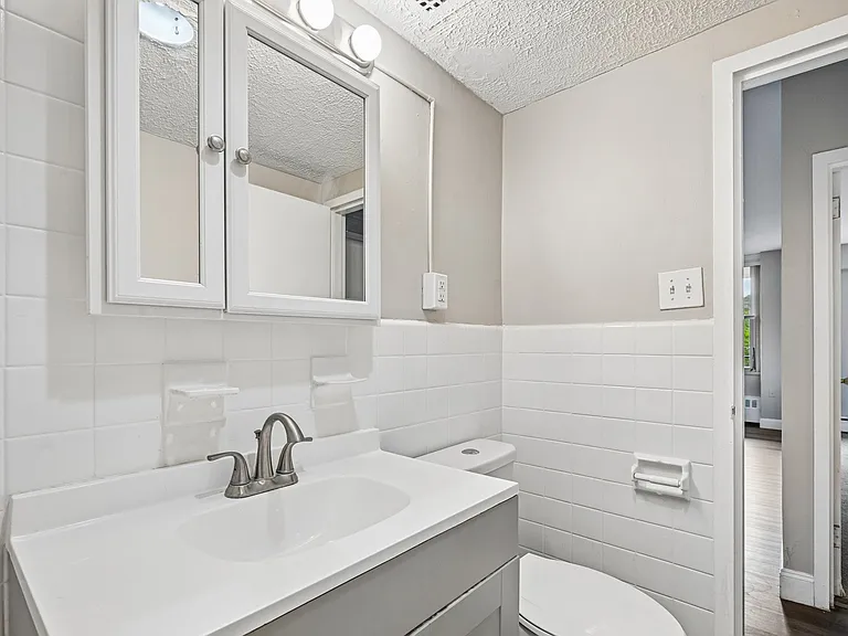 Bryn Mawr Apartments — Photo 16