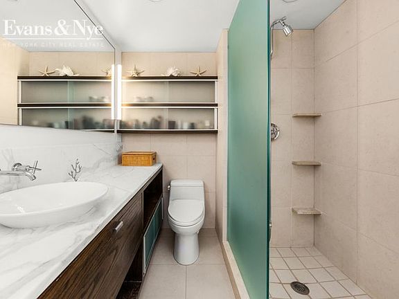 3rd image of 32 Gramercy Park S APT 15A