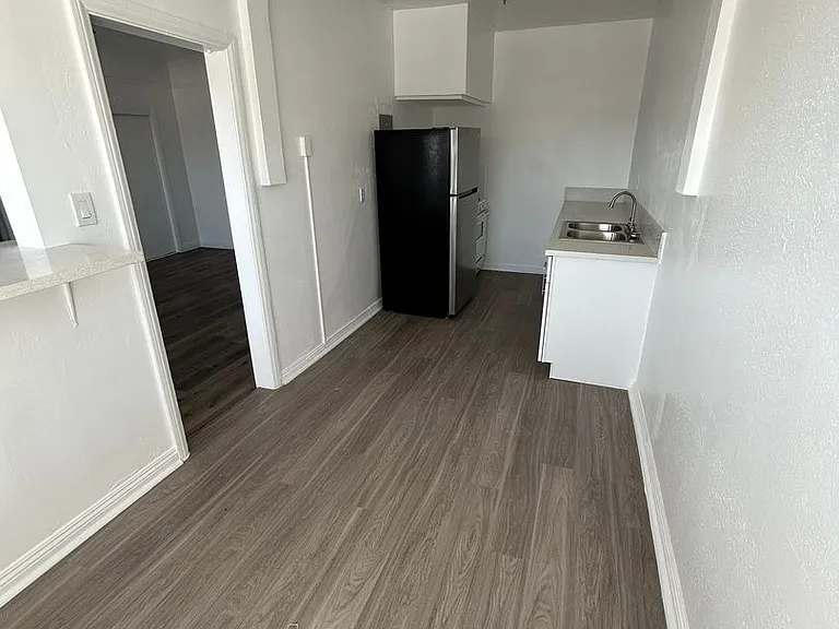 138 S Berendo St — Photo 7