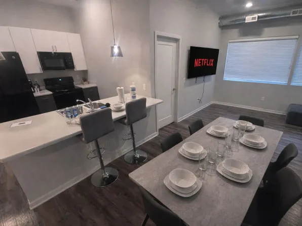 927 8th St APT 403, Des Moines, IA 50309