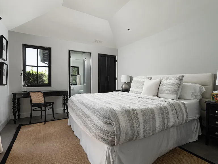 700 E Mountain Dr — Photo 25