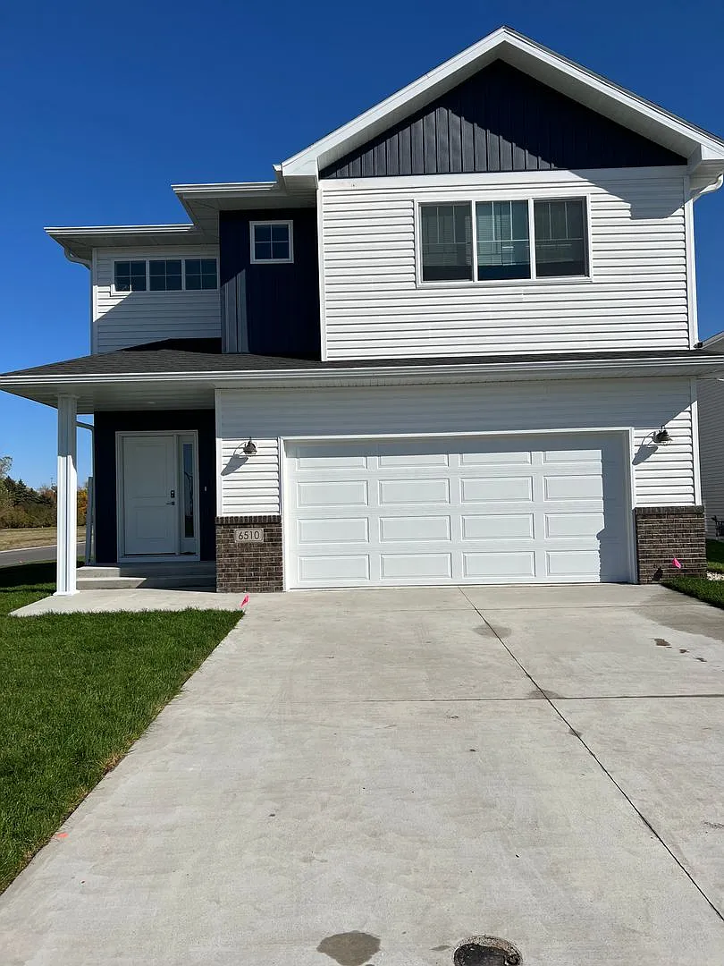 4 Bed 3 Bath Single Family Home — Photo 1