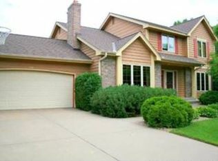 911 Hardwood Ave, Shoreview, MN 55126