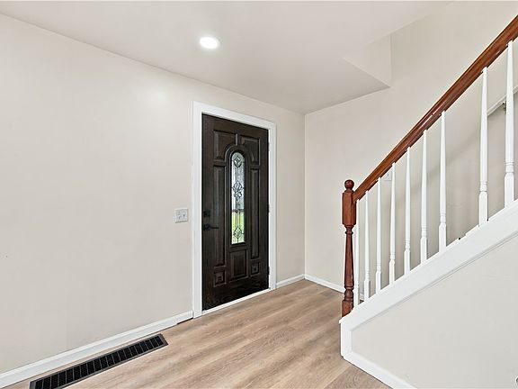 3rd image of 52 Whitman Rd