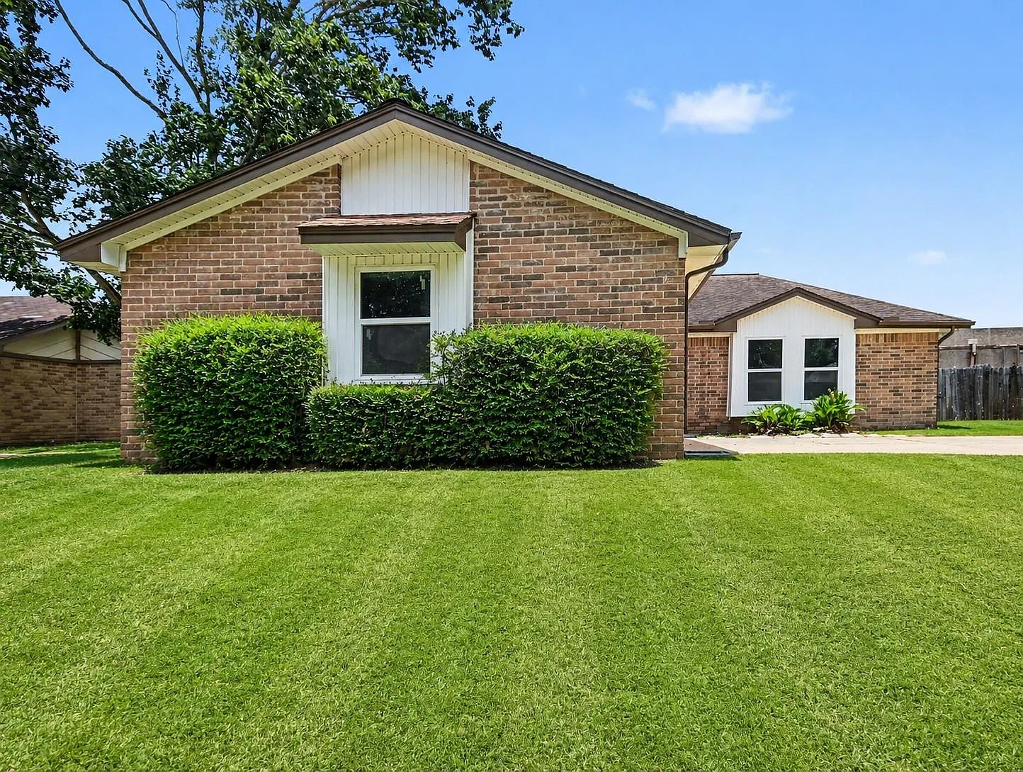 4 bed, 2.0 bath, 1733 sqft, $2,000 — Photo 2