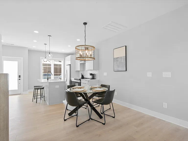206 Freeland Ln — Photo 6