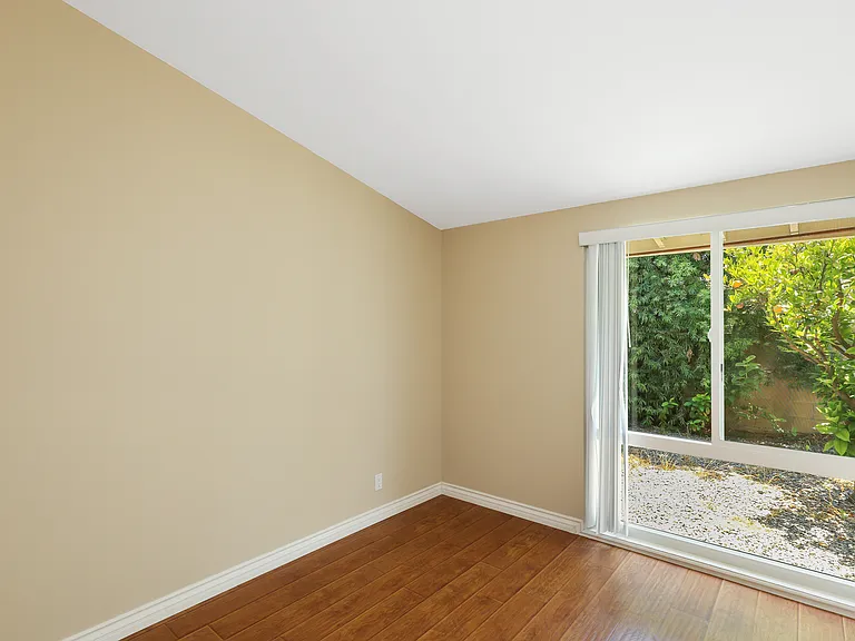 526 N Emerald Dr — Photo 24