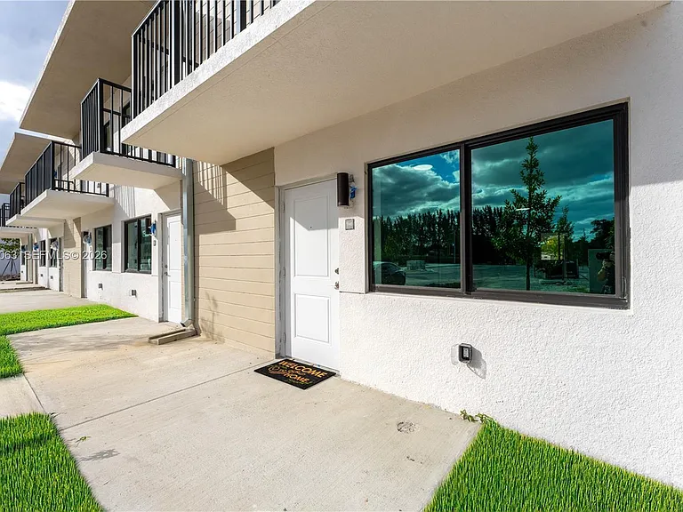 155 NW 160th St #Townhouse 2 — Photo 3