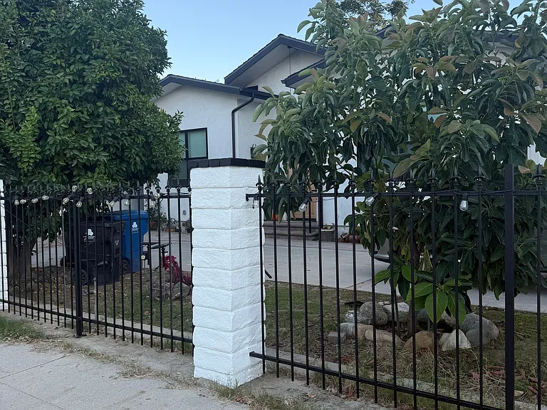 22518 Clarendon St — Photo 32
