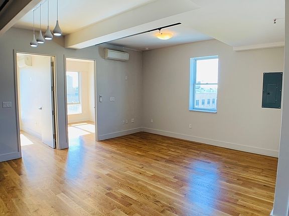 3rd image of 880 Dekalb Ave #102