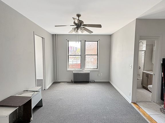 LIVING ROOM (UN-STAGED)