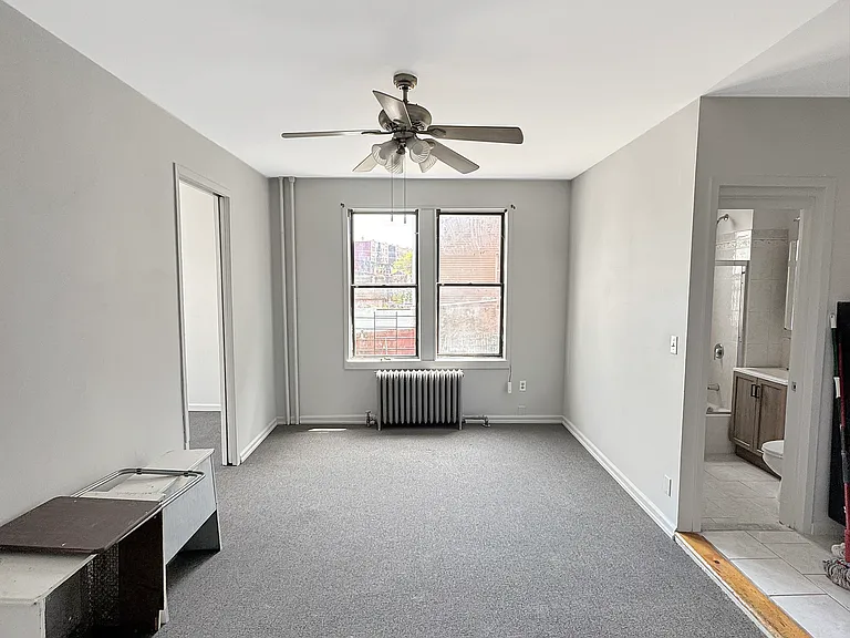 LIVING ROOM (UN-STAGED)