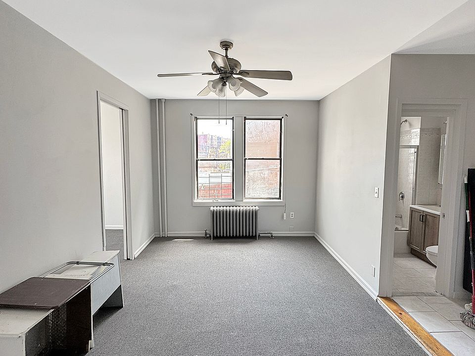 LIVING ROOM (UN-STAGED)