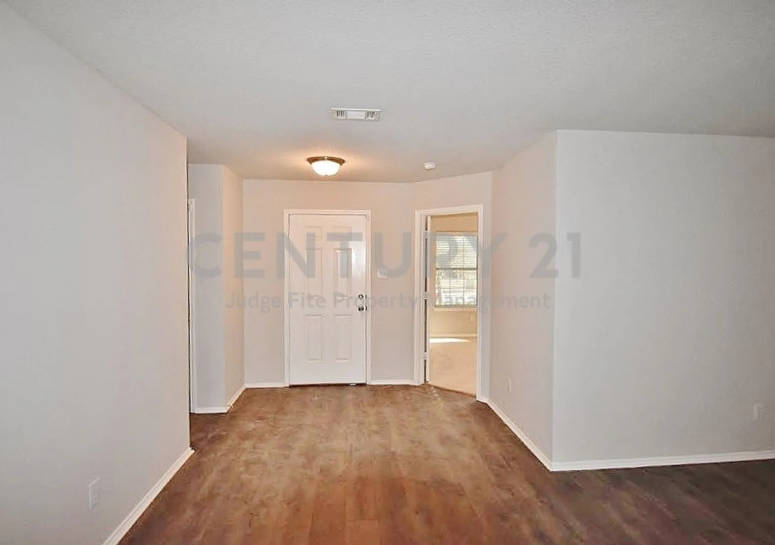 Light & Bright 4/2/2 in Waxahachie For Rent! — Photo 2