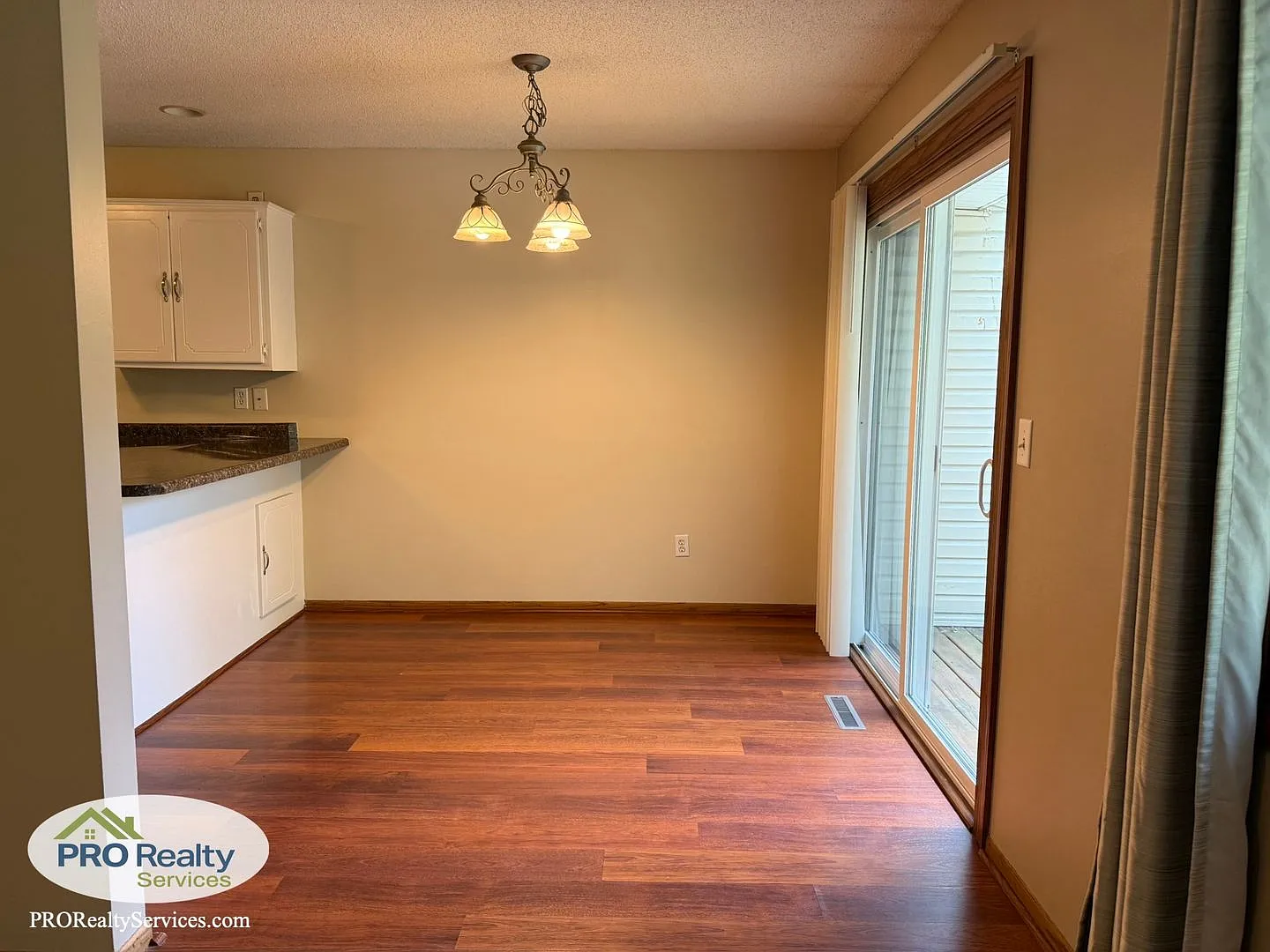 3 Bedroom Home in Maple Grove — Photo 3