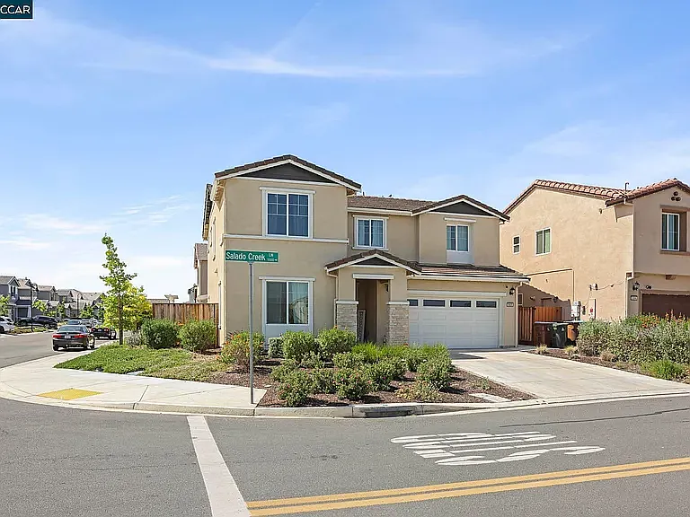 5 bed, 2373 sqft, $3,900 — Photo 3