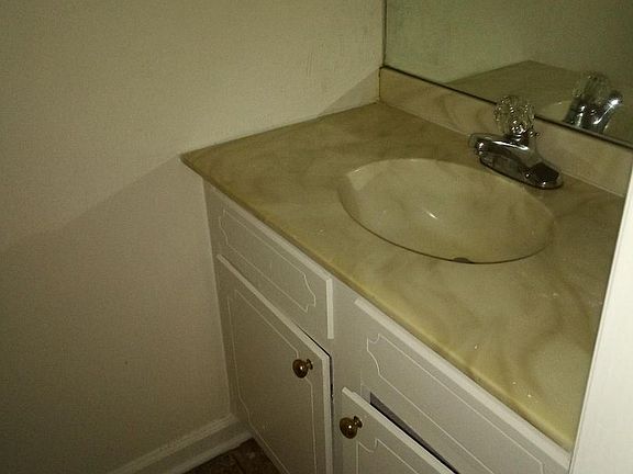 3rd image of 913 Nottingham Dr APT 32