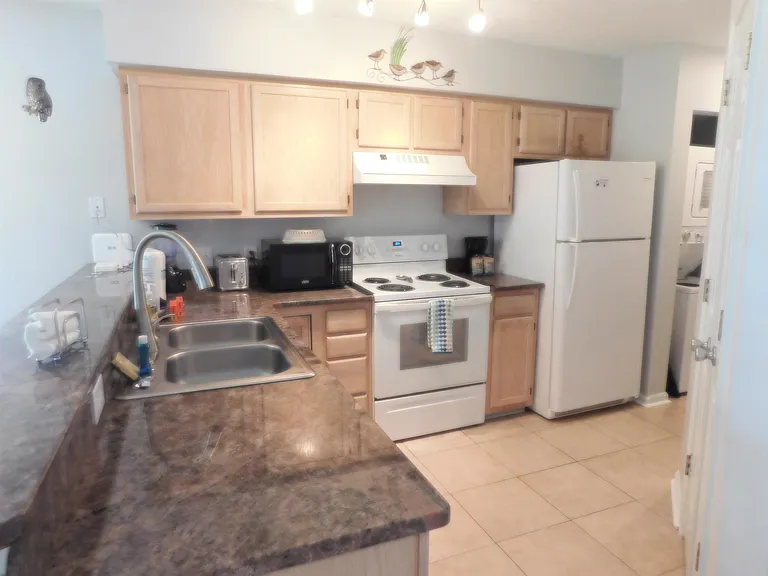 521 White River Dr #21F — Photo 6